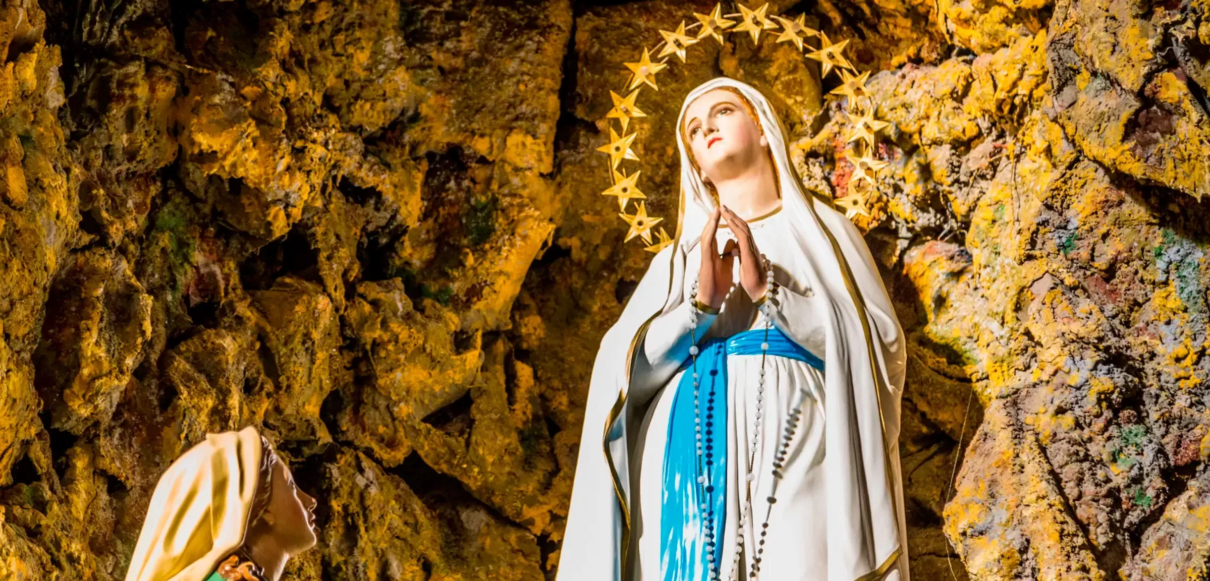 Las apariciones de la Virgen de Lourdes y el poder del Rosario