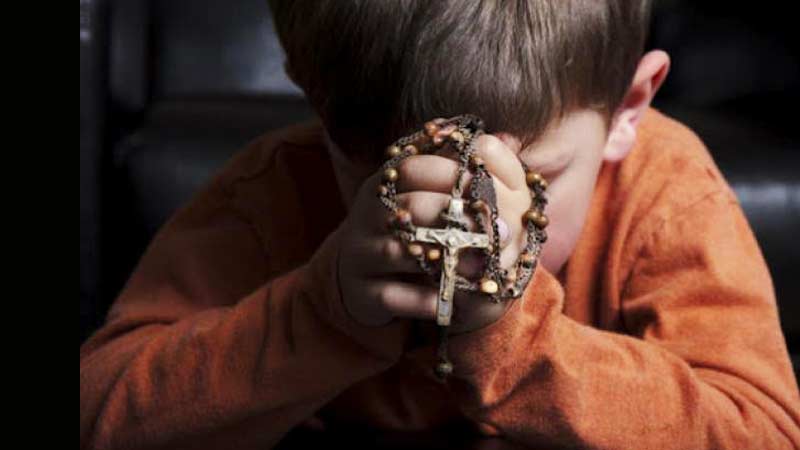 enseñar a los niños a rezar el rosario